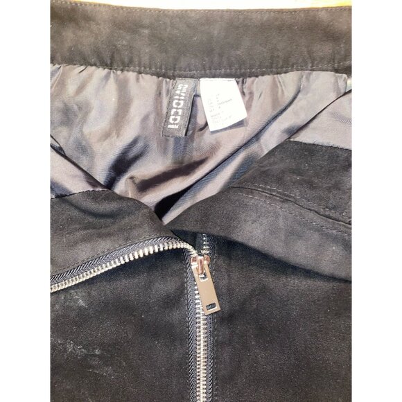 Divided Black Suede Mini Skirt With Front Zipper - Picture 3 of 4